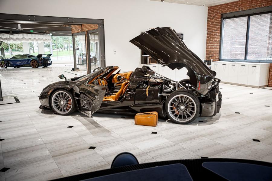  Pagani Huayra Roadster 2017 года  (фото 14 из 25)
